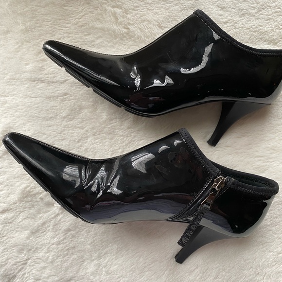 Prada black patent ankle boots w/side zipper - Picture 6 of 6